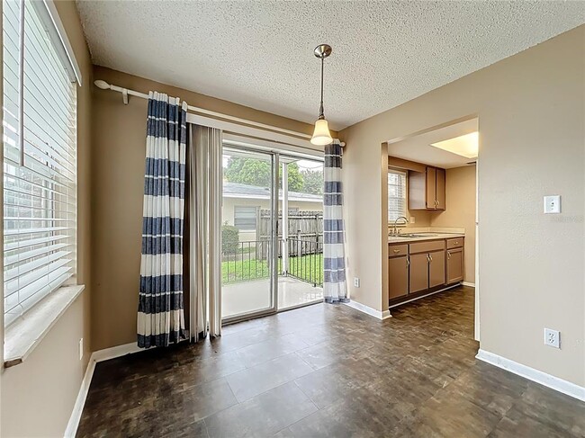Building Photo - 4223 Parkside Dr