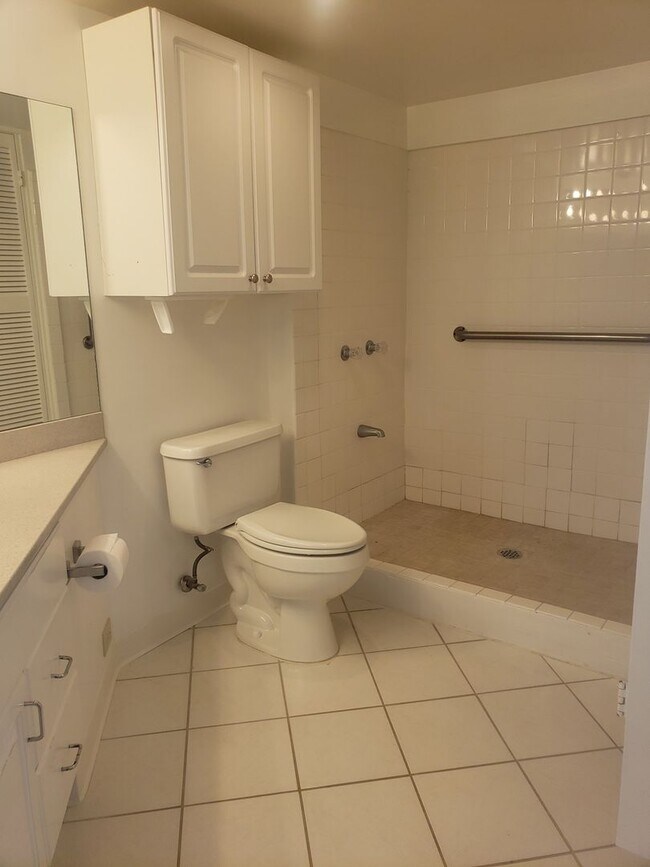 Building Photo - Must see One Kalakaua Unit