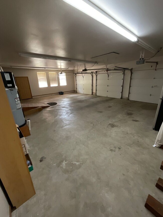 Building Photo - 11246 Airpark Ln SE