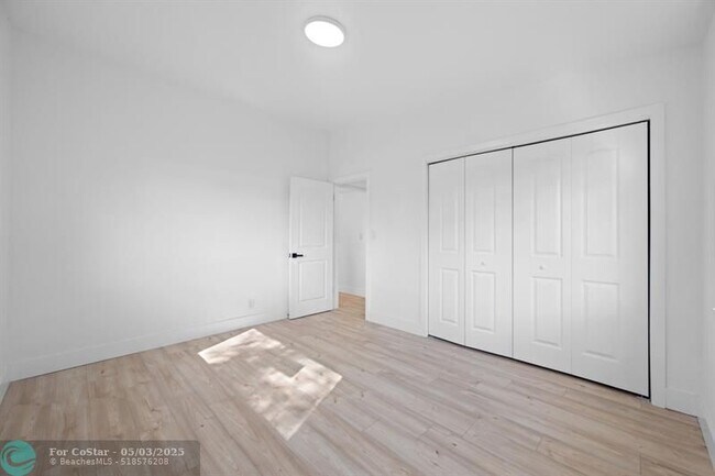 Building Photo - 315 E Jasmine Dr