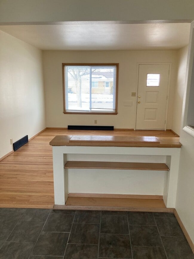 Building Photo - Single Family 3 Bedroom Home