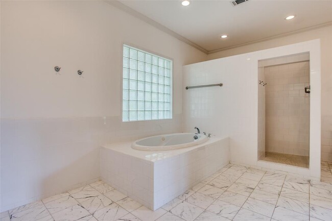 Building Photo - 6615 Willow Ln