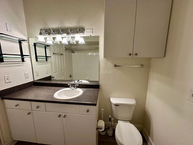 Building Photo - Chic 1-Bed, 1-Bath Apartment in the Heart ...
