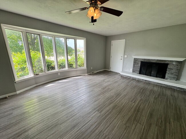 Building Photo - 1359 W 53rd St