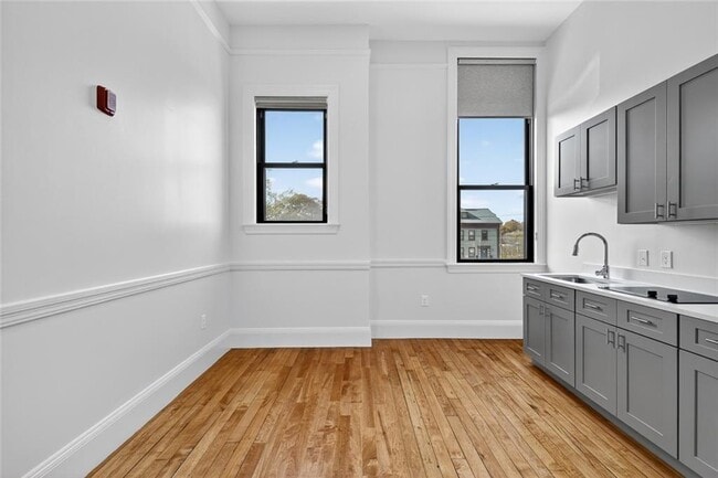 Building Photo - 1624 Lonsdale Ave