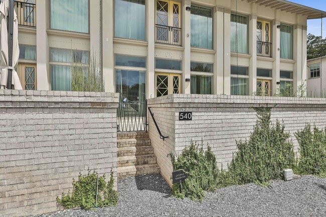 Building Photo - 540 Heatherden Ave