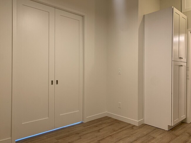 Building Photo - 4415 Stanbridge Ave