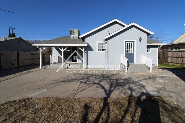 Building Photo - 1042 Las Palmas Ave
