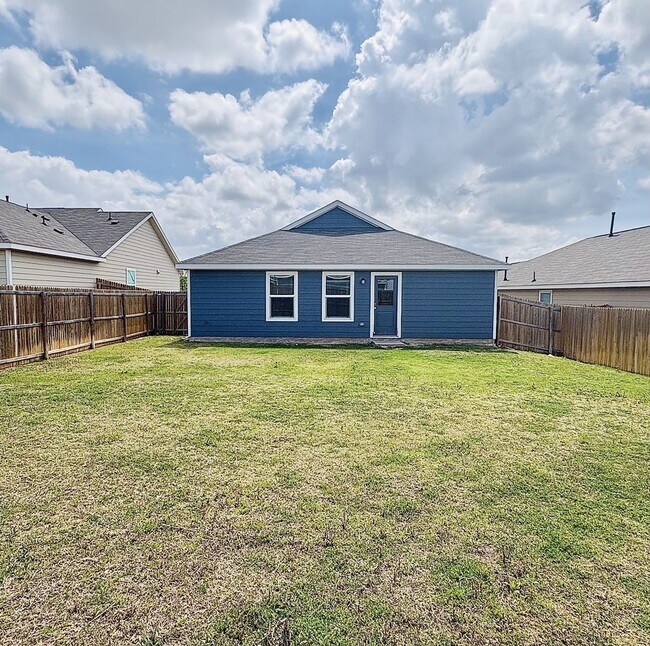 Building Photo - Modern Comfort Meets Prime Location – Single-Story Living at Its Best!