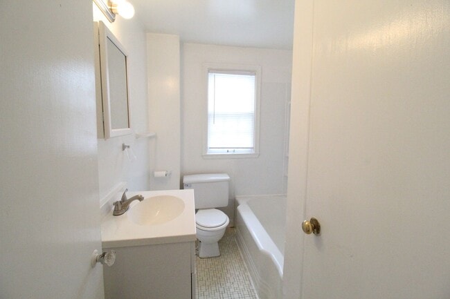 Building Photo - 2 Bedroom Duplex in North Kansas City