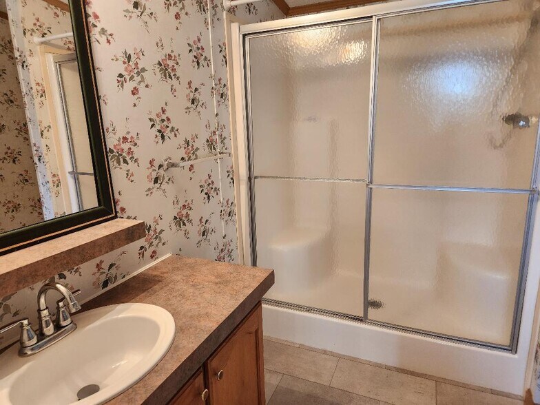 Building Photo - 10 Karen St