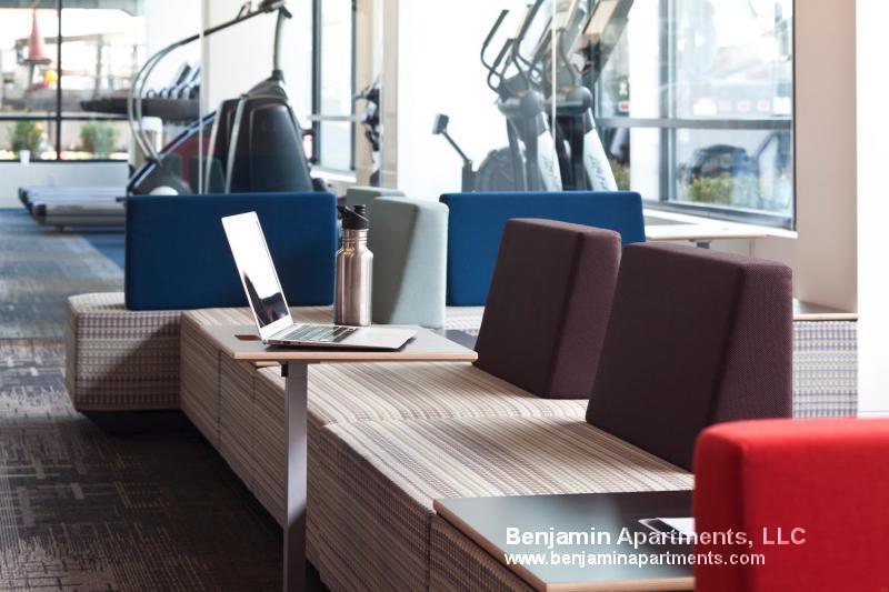 Building Photo - 320 D St