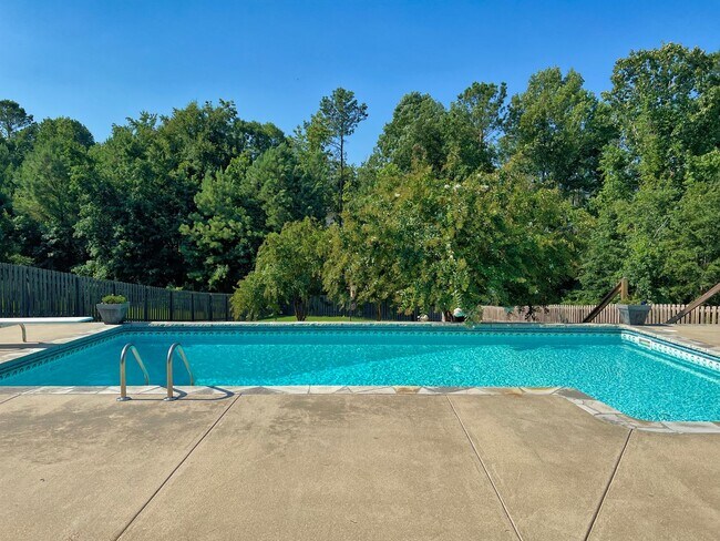 Building Photo - Estate STYLE home with pool and basement i...