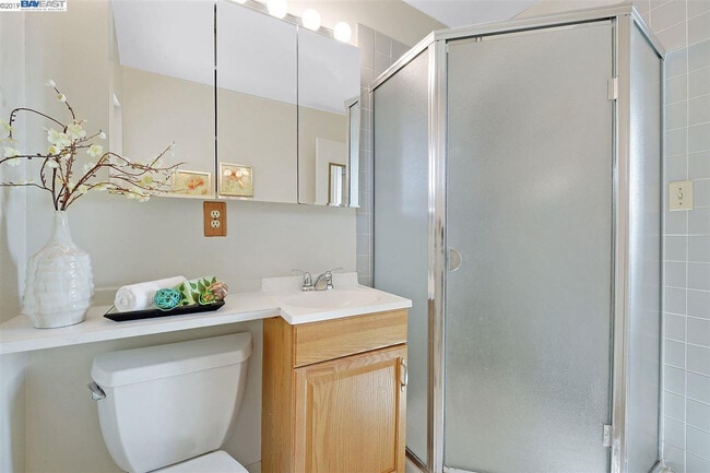 Building Photo - Charming home in wonderful West Dublin neighborhood