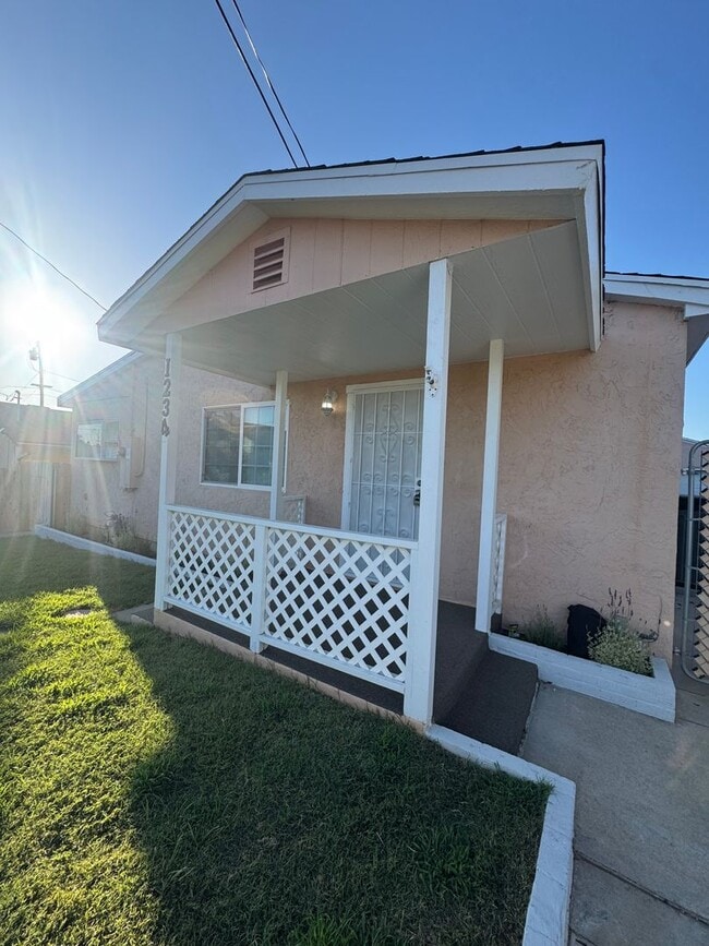 Building Photo - 5 Bedroom, 3.5 Bath, Beautiful 1,856 SQ FT...