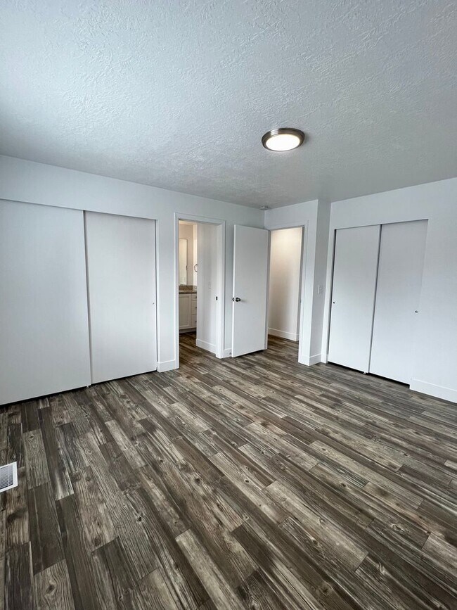 Building Photo - Beautiful remodeled 5 bed 2 bath home