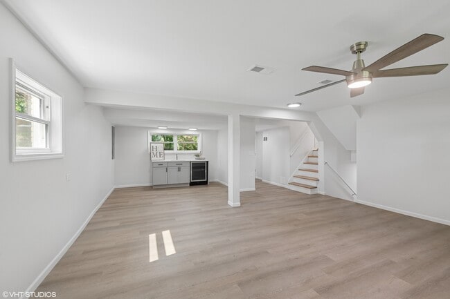 Building Photo - 30 Crescent Dr