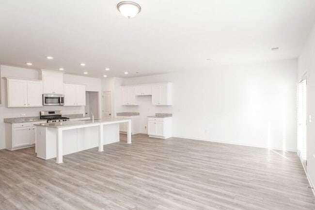 Building Photo - Beautifully designed 3-bedroom, 2.5-bath e...