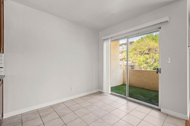 Building Photo - 607 Flores St
