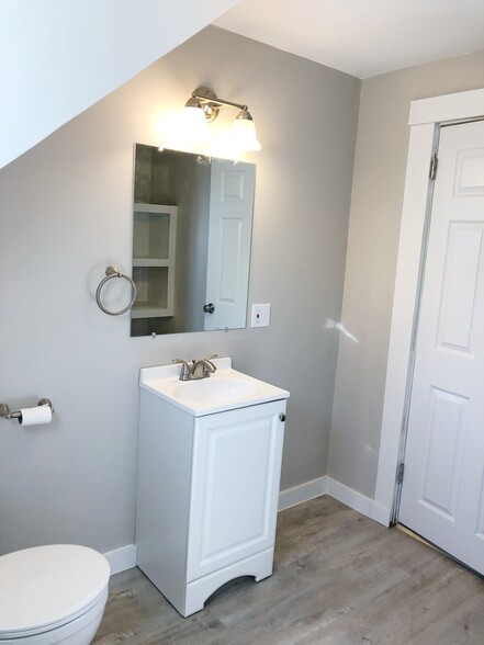 Upstairs Bathroom - 930 Stillwater Ave