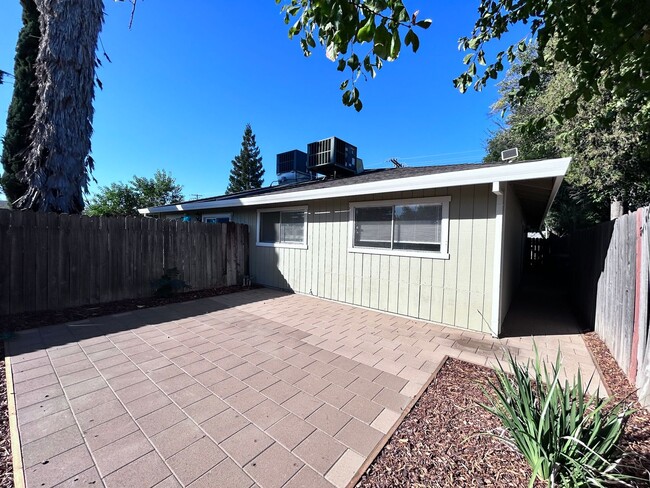 Building Photo - 1000-1002 Bell Street