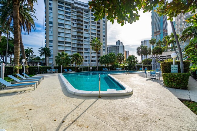 Building Photo - 1408 Brickell Bay Dr