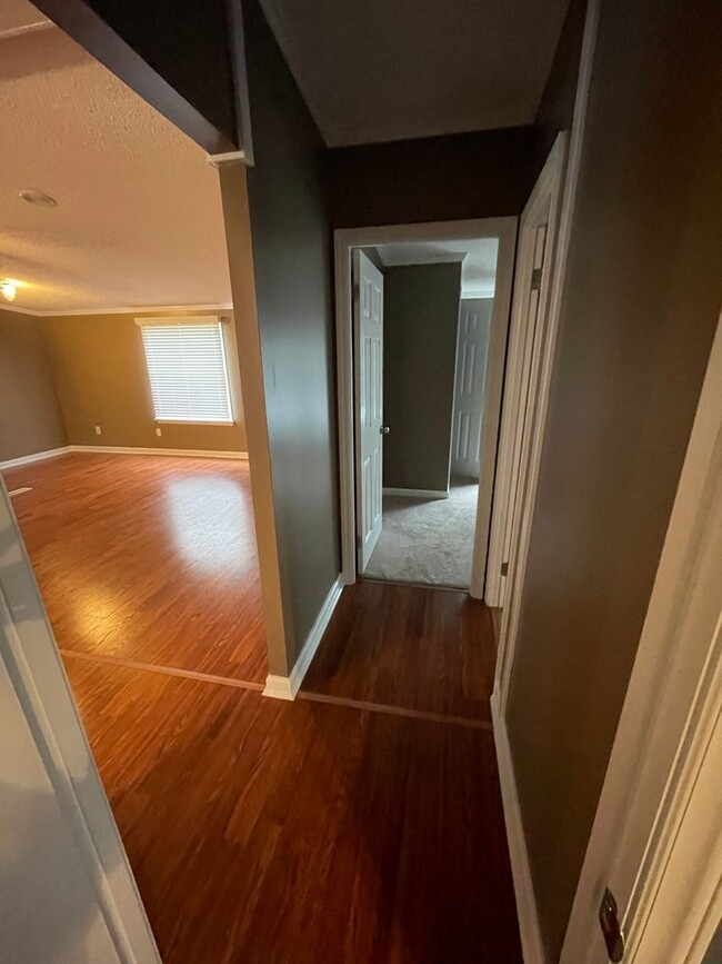 Building Photo - Newly Renovated 3 Bed, 2 Bath