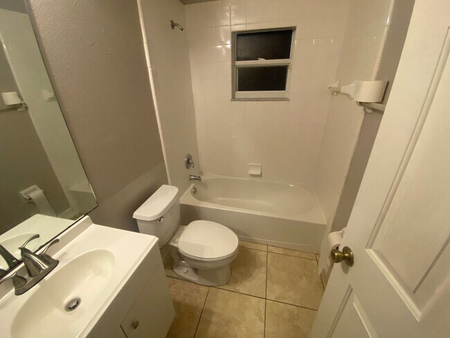 Building Photo - 909 Gateshead Ct