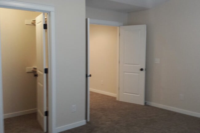 Building Photo - Spacious & Beautiful Home in Great Locatio...