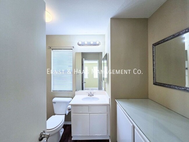 Building Photo - 2931 N Santa Fe Pl