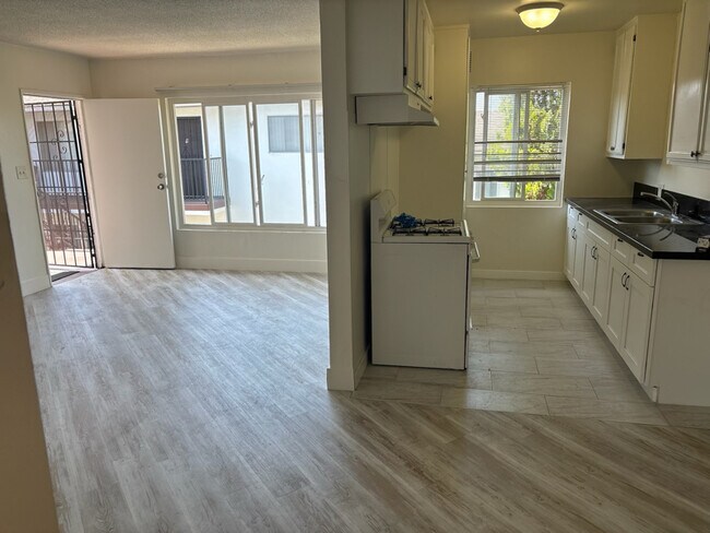 Building Photo - 734 N Inglewood Ave