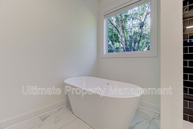 Building Photo - 213 Myrtle Ave