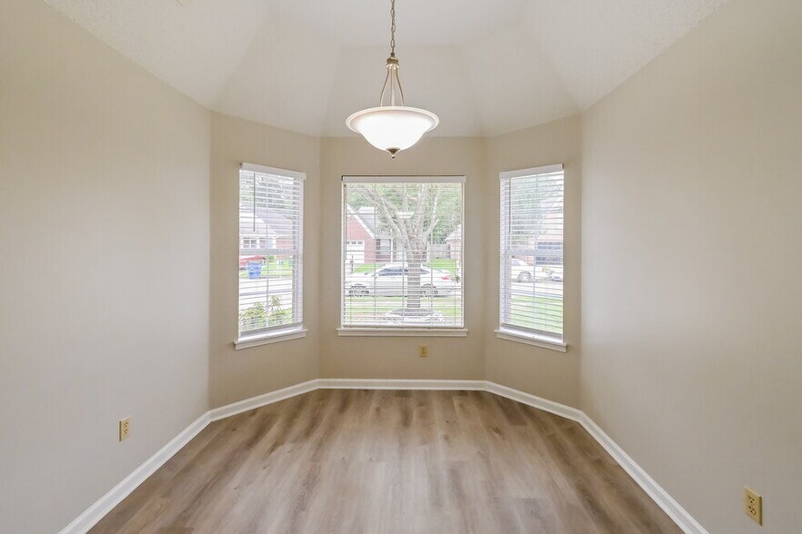 Building Photo - 8262 Regal Bend Dr