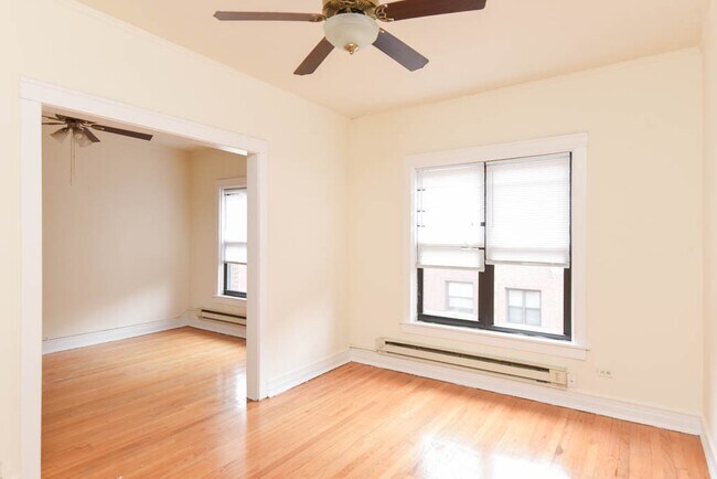 Building Photo - 834 W Waveland Ave