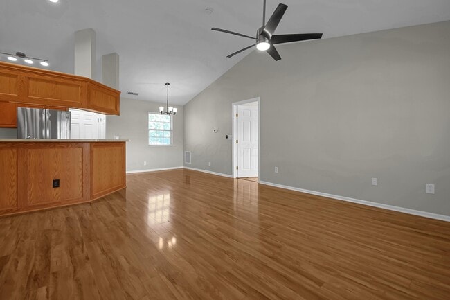 Building Photo - 206 Pioneer Cir