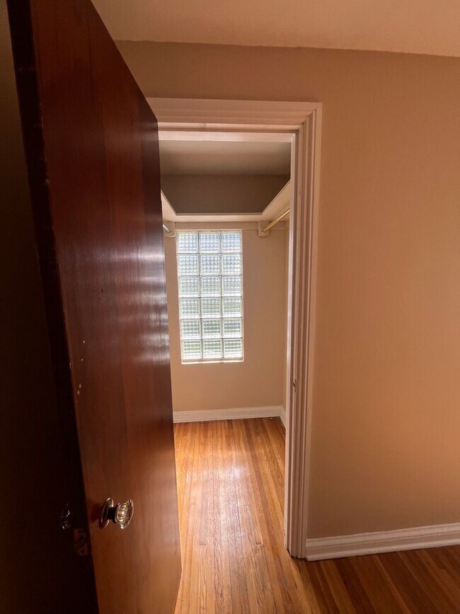Building Photo - Comfortable 2-Bedroom Single-Family Home with Washer/Dryer Hookups