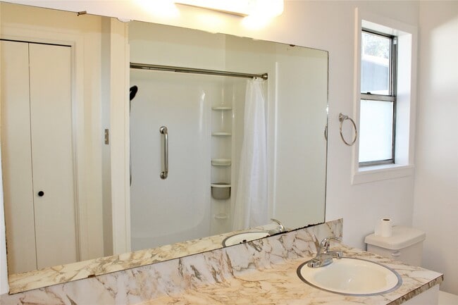 Building Photo - 218 Smith St