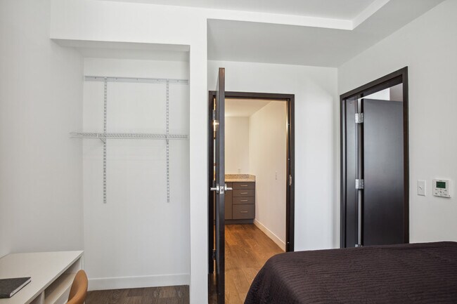 Elliston 1x1 - Bedroom - Broadview at Vanderbilt