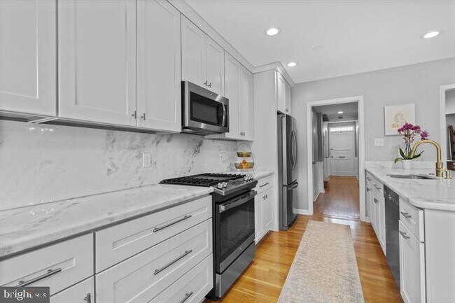 Building Photo - 6707 Melrose Dr