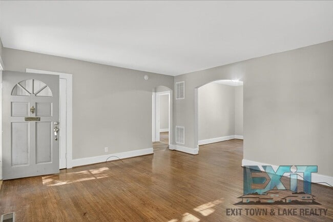 Building Photo - 2 Bedroom & 1 Bathroom Home