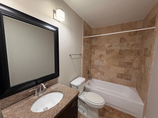 Building Photo - 3 bed 2 bath in Dekalb!