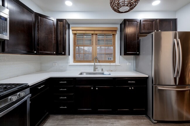 Building Photo - Charming 2 bdr, 2 bthr single family home in Belmont Cragin.