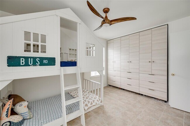 Building Photo - 16302 Bates Cove