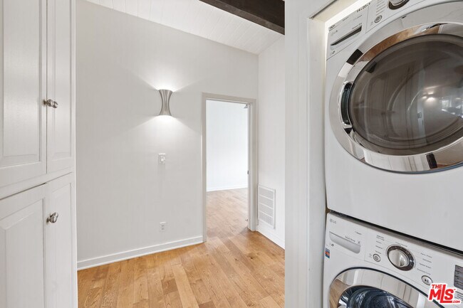 Building Photo - 1042 Olancha Dr