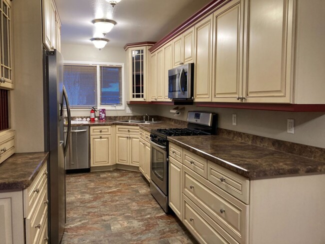 Building Photo - 3 Bedroom, 2.5 Bath Townhouse off Johns Ro...