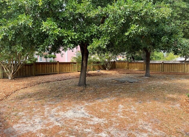 Building Photo - 3 bedroom/2 bathroom home with one-car gar...