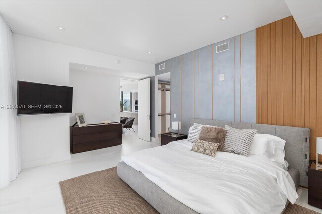 Building Photo - 18975 Collins Ave