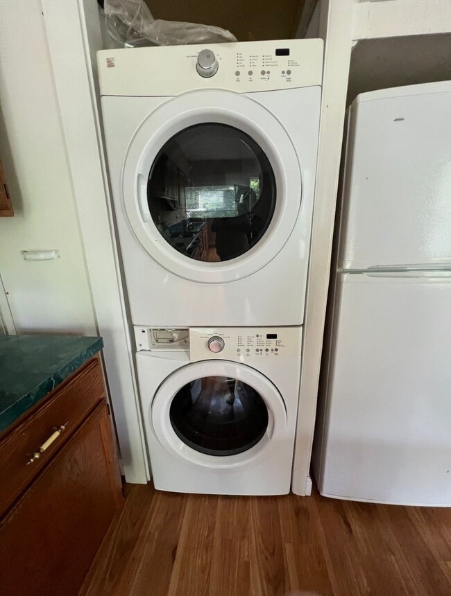 Building Photo - Spacious 5 Bedroom, 2 Bath available for the 2026 - 2027 school year