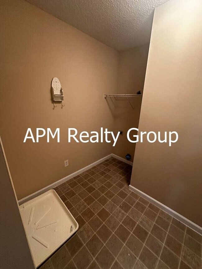 Building Photo - Spacious & Inviting Home Perfect for Comfortable Everyday Living