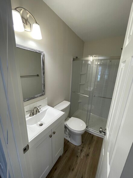 Building Photo - 533 Bluff Ct